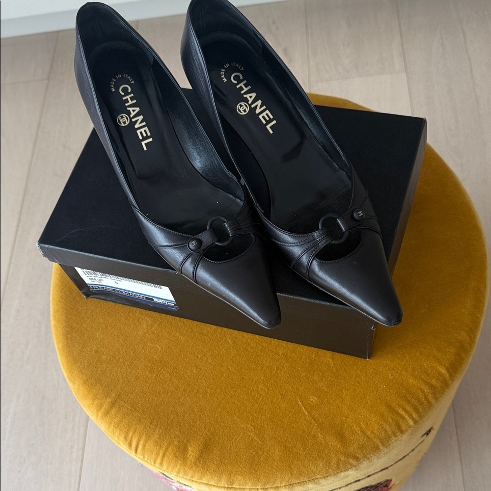 CHANEL Black Pointed Toe Leather Heels